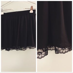 Short skirt with lace ends